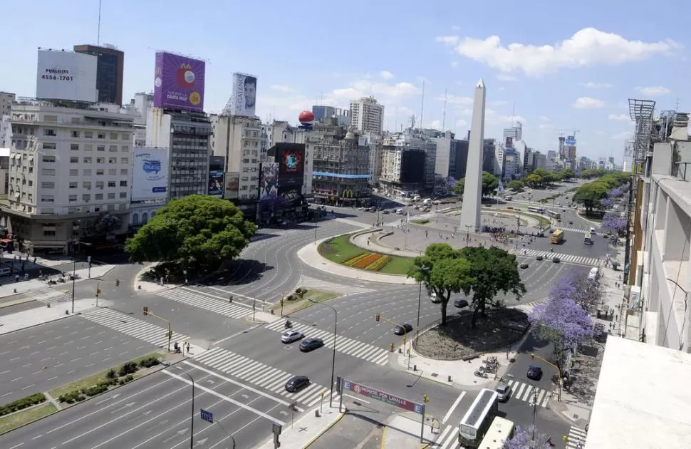 UN SÍMBOLO. En la zona del mítico Obelisco porteño era escaso, al mediodía, el tránsito de peatones y vehículos. DYN