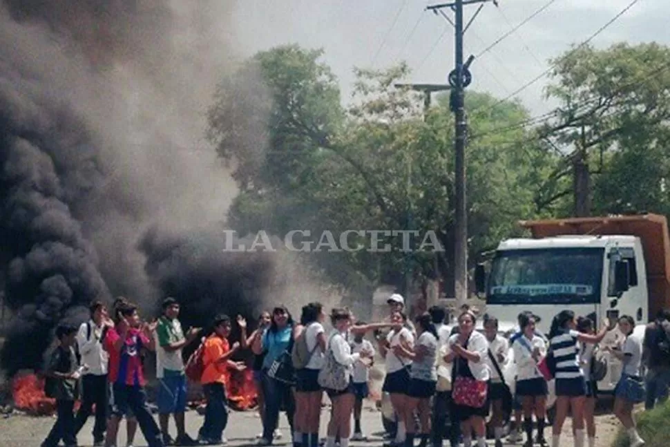 ENOJADOS. Los alumnos quemaron cubiertas en la entrada de la escuela. LA GACETA / FOTO DE ALVARO MEDINA
