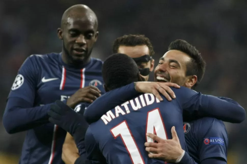 FESTEJO ARGENTINO. El Pocho Lavezzi es saludo por sus compañeros del PSG luego de anotar uno de los dos goles que marcó en el triunfo de su equipo. REUTERS