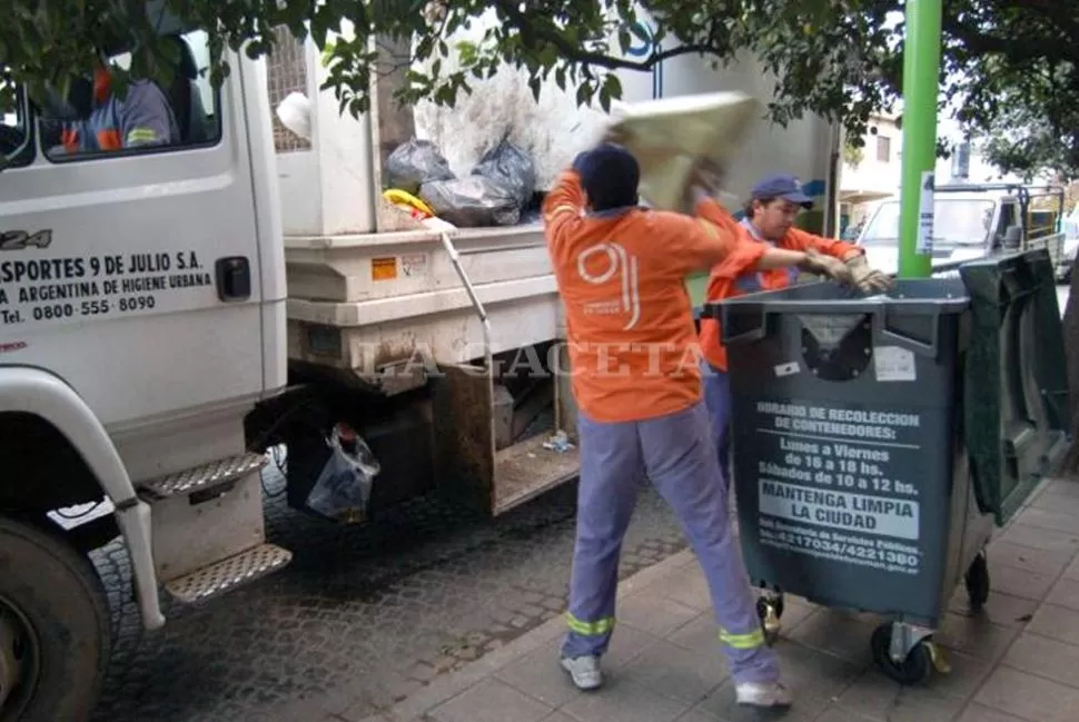 RECORRIDOS. Los recolectores insisten con que quieren caminar menos cuadras y cumplir las ocho horas del turno. ARCHIVO LA GACETA / FOTO DE INES QUINTEROS ORIO