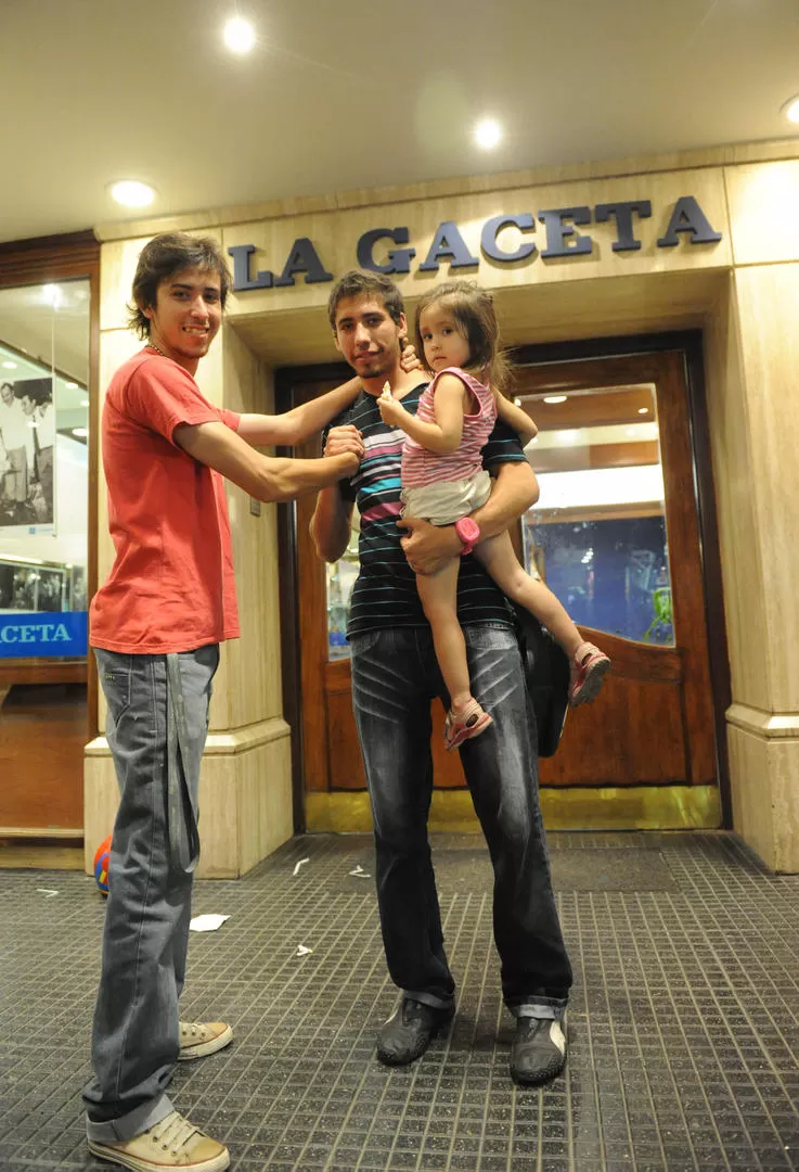 HÉROE. Bordón, que levanta a su sobrina y recibe el saludo de su hermano, vivió una tarde soñada en Central Norte.  