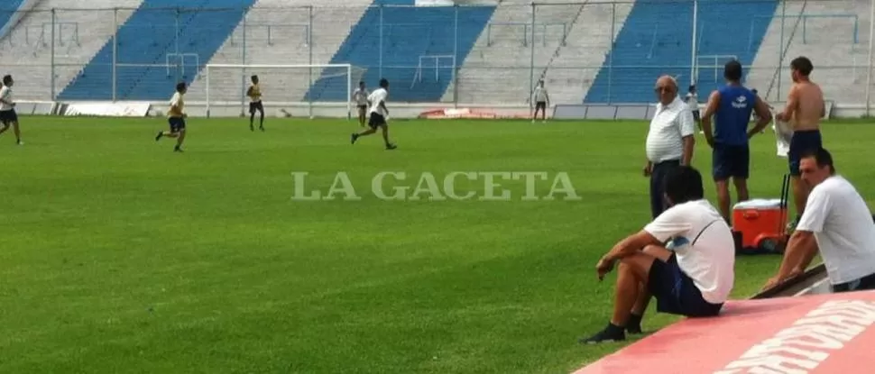 AFUERA. El simoqueño siguió la práctica de esta mañana desde un costado del campo del Monumental. LA GACETA / NICOLAS IRIARTE VIA MOVIL