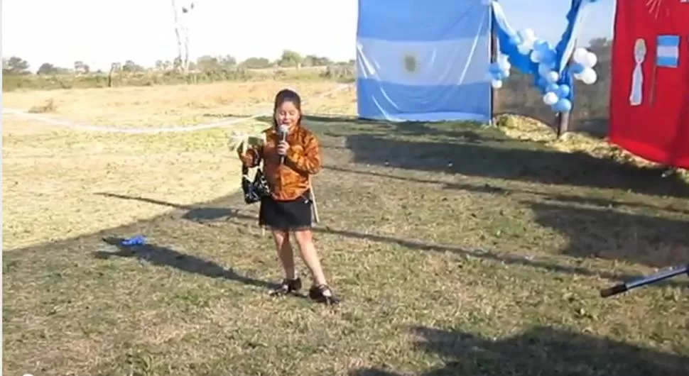 LA PROTAGONISTA. La niña representa a una mujer en contra del gobierno nacional. CAPTURA DE IMAGEN.