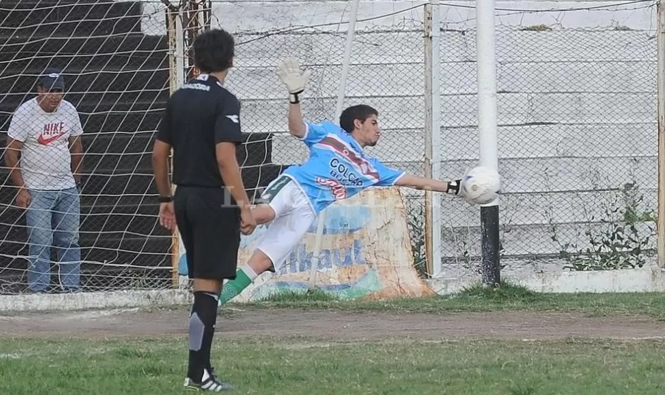 EN VUELO. Bordón se estira y con la mano izquierda desvía el remate del jugador formoseño. LA GACETA / OSVALDO RIPOLL