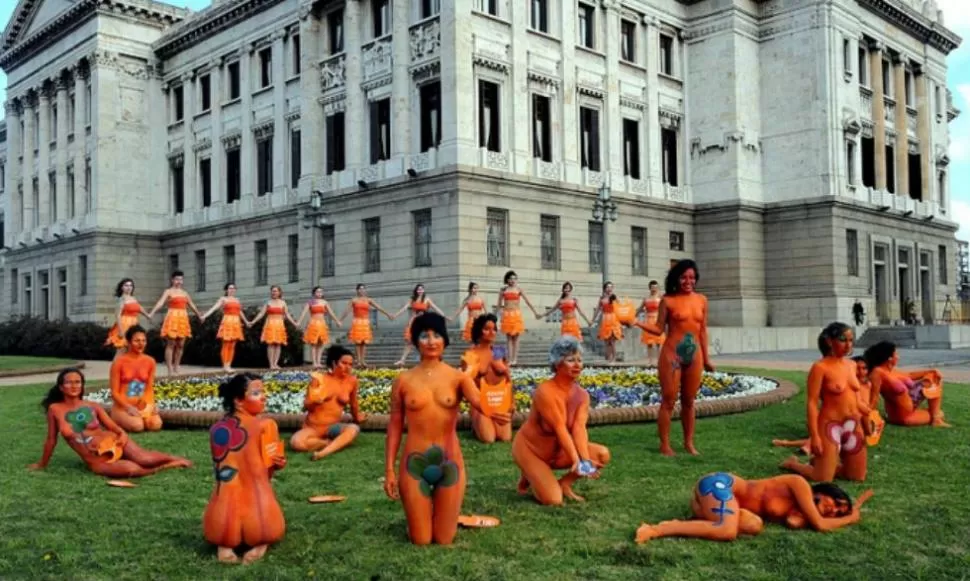 RECLAMO. Grupos feministas se manifestaron afuera del Senado uruguayo cuando se trató la ley de despenalización del aborto. FOTO TOMADA DE ELPAIS.COM.UY