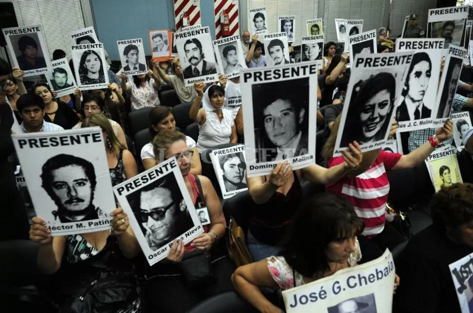 NUEVA JORNADA. Los familiares de las víctimas levantan las fotos de sus seres queridos, una escena clásica en cada juicio por delitos de lesa humanidad. LA GACETA / FRANCO VERA