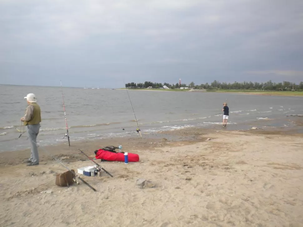 EL SECRETO DEL ÉXITO. Los pescadores deben estar atentos a los movimientos de los peces para saber dónde capturarlos. 