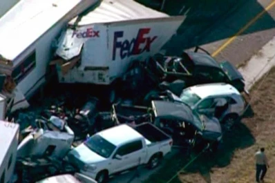 Chocan más de 100 autos en Texas