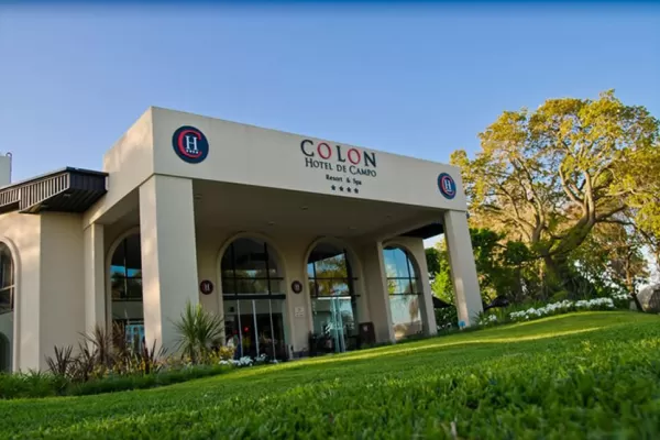 Entre los halagos al hotel de Colón y las quejas por el colectivo