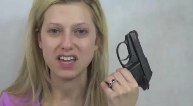 PROTEGIDA.La joven muestra las armas que porta para protegerse de su padre. CAPTURA DE VIDEO