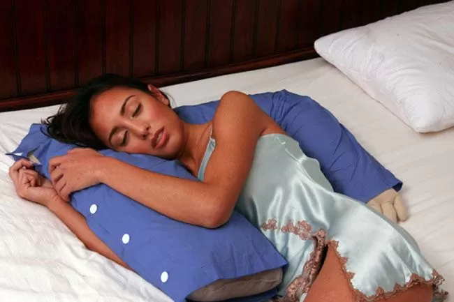 NOVEDOSA. La almohada novio es furor de ventas en Estados Unidos. FOTO TOMADA DE ALLEGROSHOPS.COM