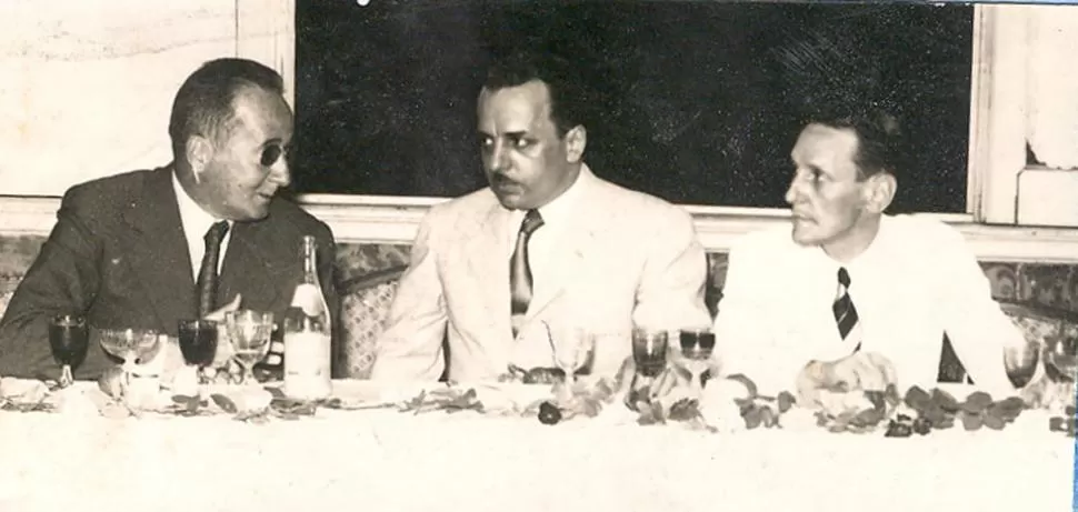 ALFREDO COVIELLO. El director de Sustancia al centro, entre el presidente de la Corte, doctor Juan Heller, y el rector de la UNT, doctor Julio Prebisch. LA GACETA / ARCHIVO