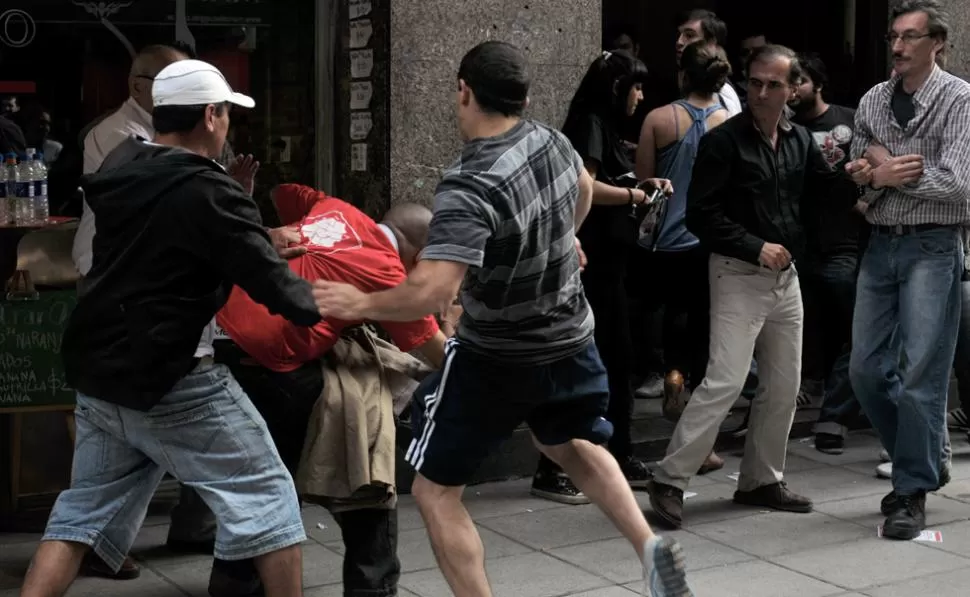 VIOLENCIA. Los militantes comenzaron la pelea en la sede y continuaron en la calle. TELAM