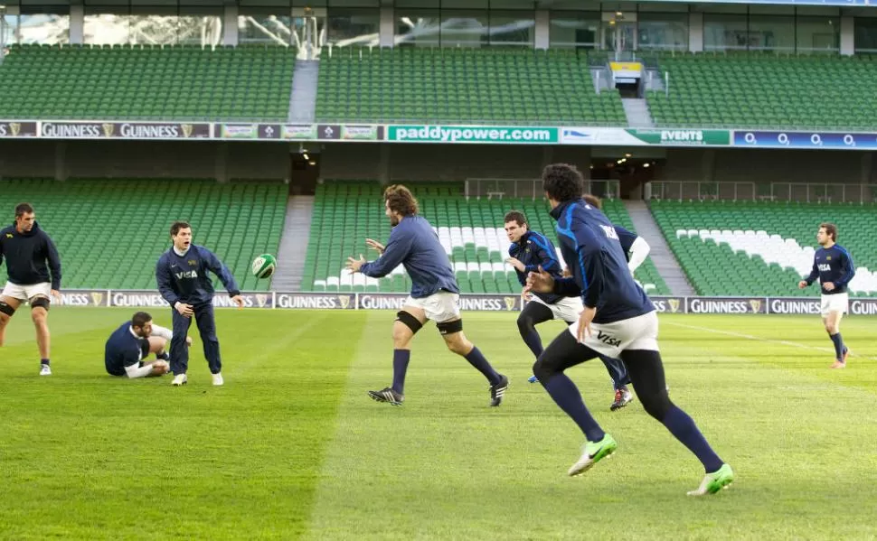 A LA ESPERA DEL DUELO CON IRLANDA. Los Pumas ensayaron hoy por última vez antes del partido contra los irlandeses, en el césped del Aviva Stadium, en Dublin. FOTO PRENSA UAR