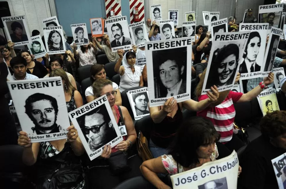 PRESENTES. Familiares de desaparecidos colmaron la sala del Tribunal Oral.  LA GACETA / FOTO DE FRANCO VERA