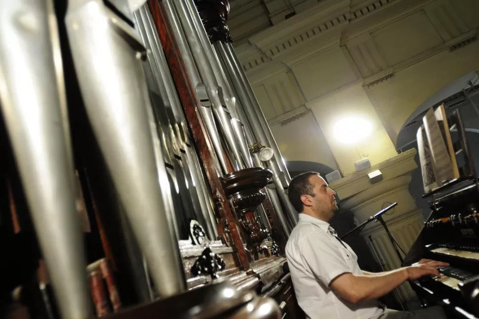 ANTIGUO INSTRUMENTO. En la iglesia Catedral, el director del coro, Pablo Paverin, toca una bella melodía en el romántico órgano, Él lo repara y mantiene desde hace ocho años. Lo hace en forma ad honorem. LA GACETA / FOTOS DE ANALIA JARAMILLO 