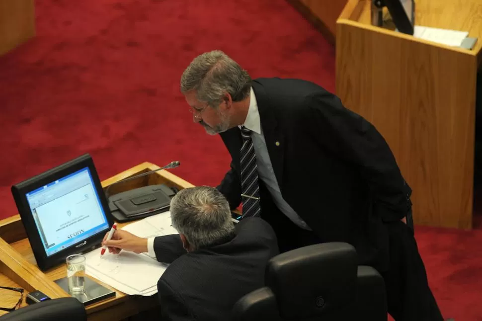 VOCEROS. González Navarro, de pie, habla con Roque Álvarez. Ambos defenderán el Presupuesto 2013. LA GACETA / FOTO DE ANALíA JARAMILLO (ARCHIVO)