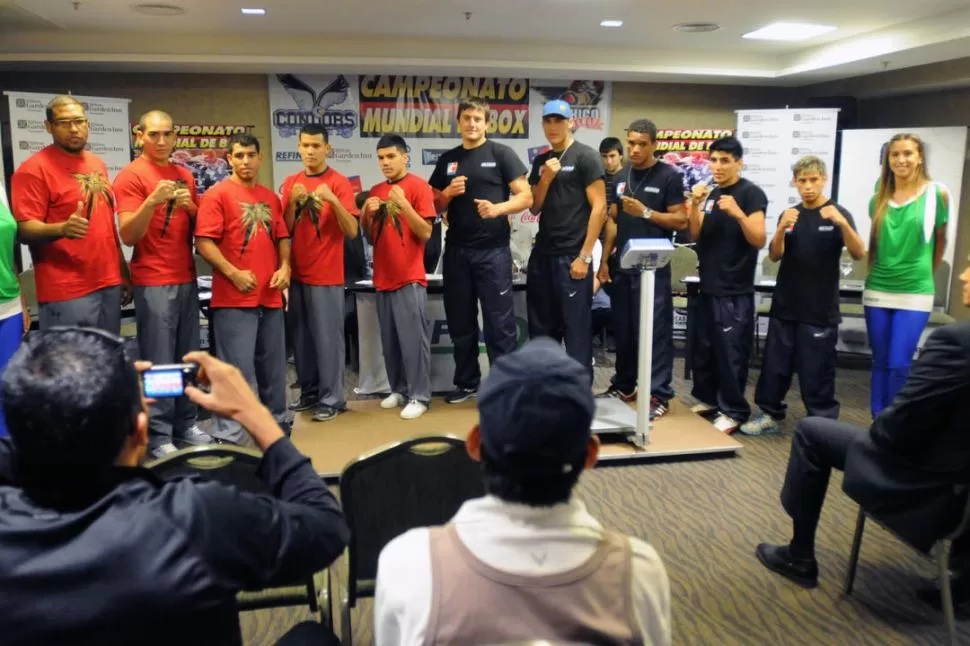 PROTAGONISTAS. Ortega, de México -segundo desde la izquierda- contra Peralta -séptimo- será el combate central. 