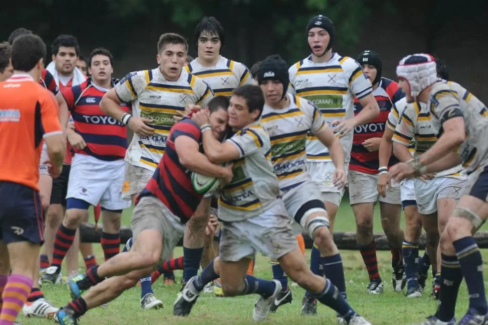 DURA LUCHA. Lawn Tennis y Los Tordos no se dieron tregua y empataron 12 a 12. Los benjamines lograron avanzar a las semifinales por la moneda. LA GACETA / FOTO DE ENRIQUE GALINDEZ