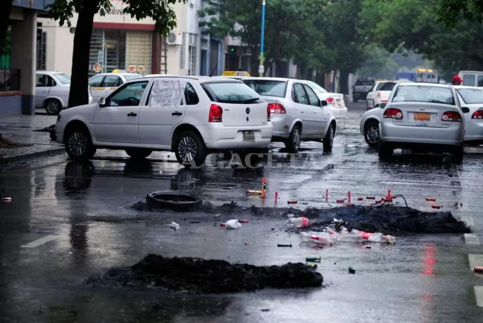 SIN MOVERSE. Los taxistas cruzaron los autos en la calle y quemaron cubiertas. LA GACETA / FOTO DE ANALIA JARAMILLO