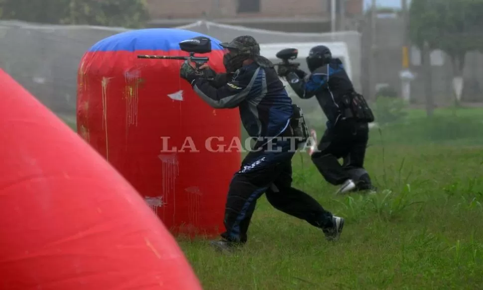 EN LA MIRA. De un lado y del otro, no cesan los ataques. LA GACETA/ FOTO DE INÉS QUINTEROS ORIO.