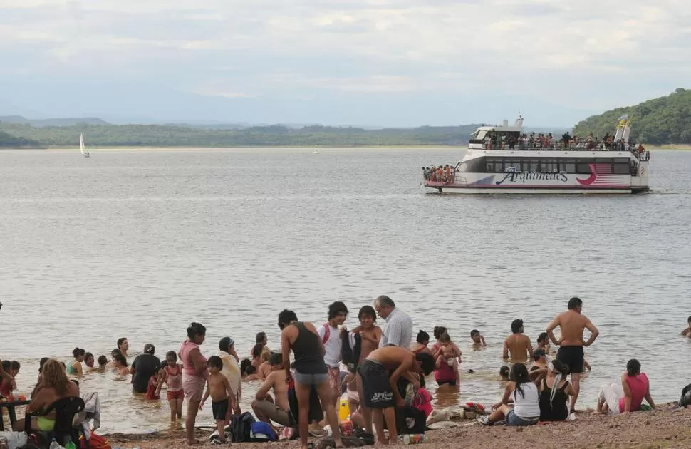 ESPEJO DE AGUA. Habrá sombrillas para alquilar y navegará el catamarán. LA GACETA / FOTO DE INéS QUINTEROS ORIO