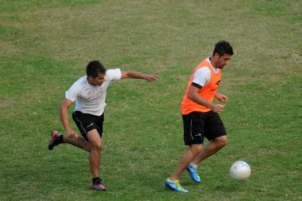 EN CARRERA. Juan Chanquía y Luis Silba rindieron en la Copa Argentina y le meten presión a Ramacciotti para jugar desde el arranque mañana contra San Jorge.  