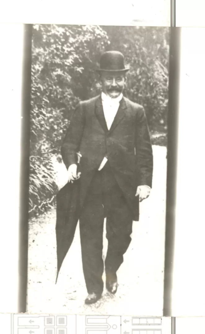 FRANCÉS CON ACENTO RIOPLATENSE. Busto de Carlos Thays, legendario director porteño de Parques y Paseos, en los bosques de Palermo, Ciudad de Buenos Aires.  