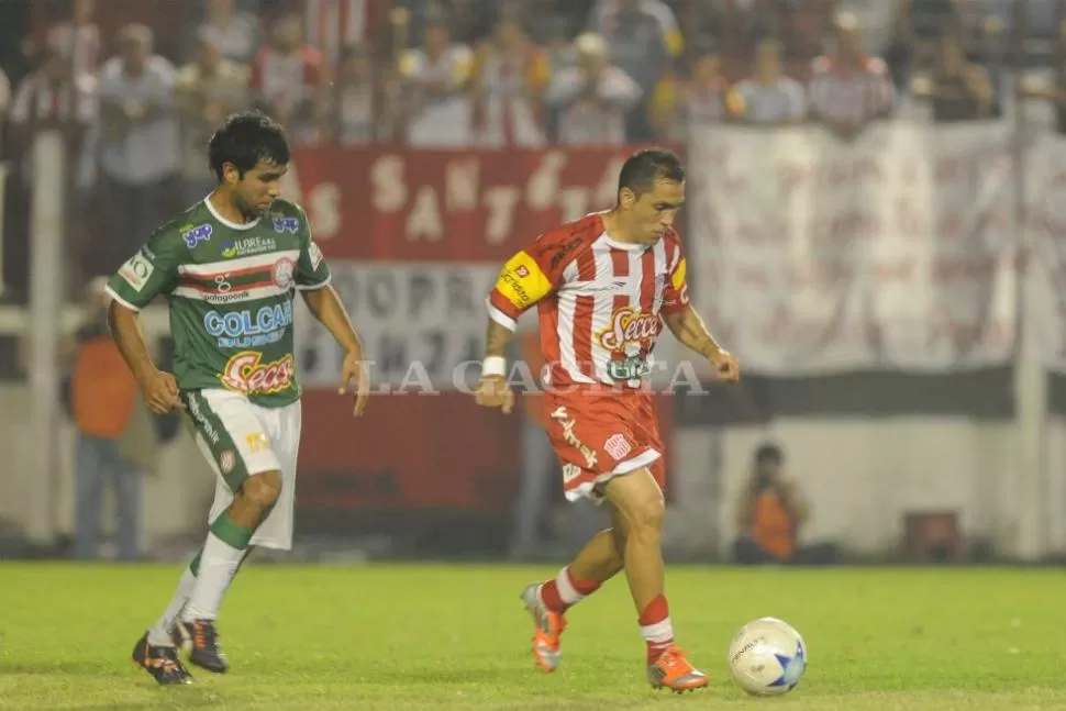 A PRESION. Gustavo Ibañez de San Martín lleva la pelota y lo marca Marcelo Krupoviesa de San Jorge. LA GACETA / FOTO DE ENRIQUE GALINDEZ
