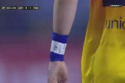 Messi lleva a Thiago en su muñeca