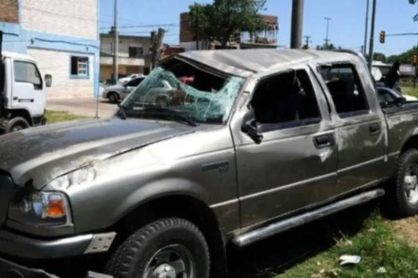 TRAGEDIA. La mayoría de los pasajeros viajaba en la caja de la camioneta. FOTO TOMADA DE LACAPITAL.COM.AR