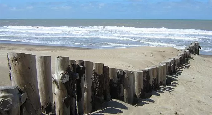 MAR ADENTRO. Los tres hombres se embarcaron para salir a pescar. FOTO TOMADA DE GUIATURISTA.COM.AR