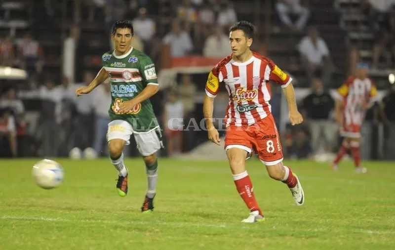 PELEA POR LA PELOTA. Mauricio Levato intenta anticipar a Acosta. LA GACETA / OSVALDO RIPOLL