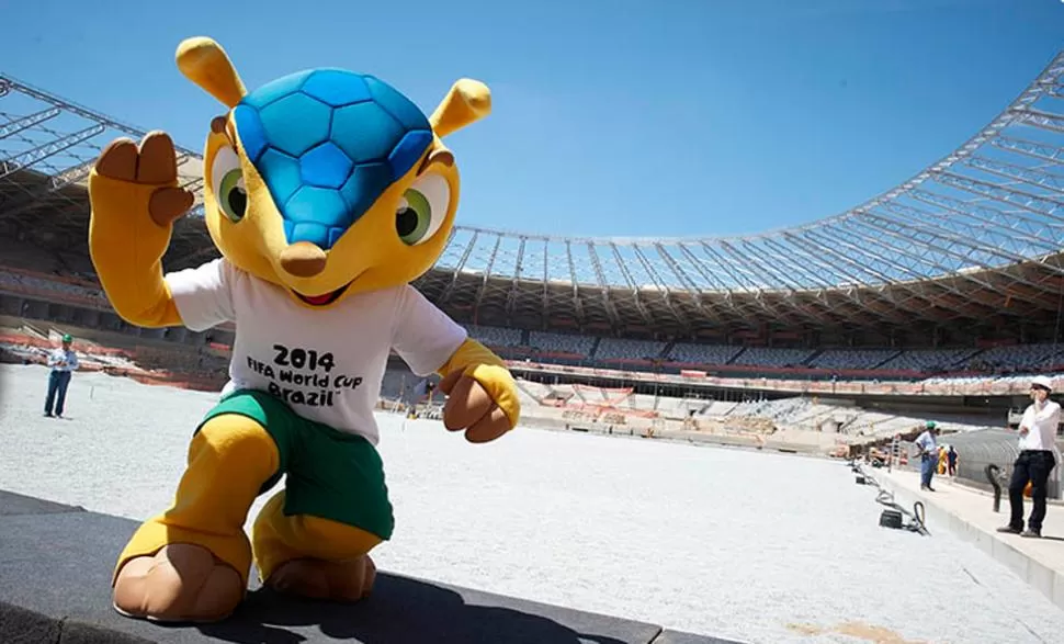 EMPAPADO. El armadillo recorrió las obras que se concretan en los estadios de las ciudades sedes. FOTO TOMADA DE MASCOT.FIFA.COM