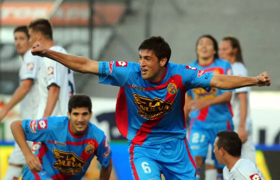 FESTEJO. Los jugadores de Arsenal celebra el primer gol anotado a Quilmes. DYN