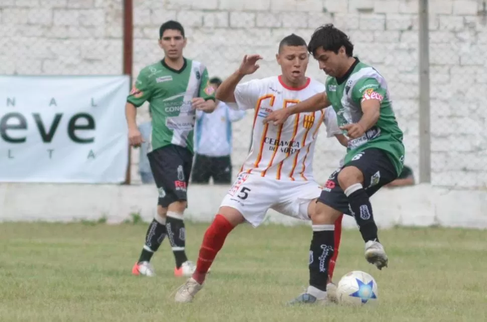 PARA EL OLVIDO. Gustavo García ingresó pero no pudo cambiar el resultado. Pateó un penal, pero mandó la pelota afuera. 