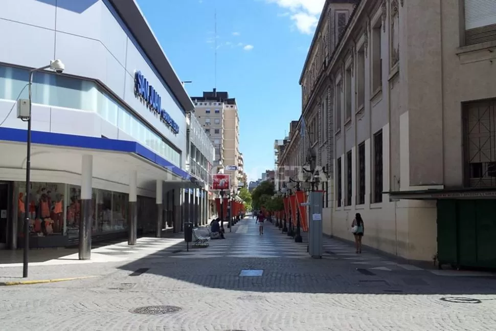 PEATONAL EN PAZ. Por el feriado, las calles céntricas están vacías. LA GACETA / FOTO DE DAVID CORREA