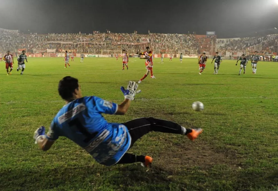 SU APORTE NO ALCANZÓ. Gustavo Balvorín ya cruzó el remate y venció a José Fernández para poner el 2 a 1 parcial. Luego llegaría la igualdad de San Jorge -también de penal- y la desazón del equipo local. 