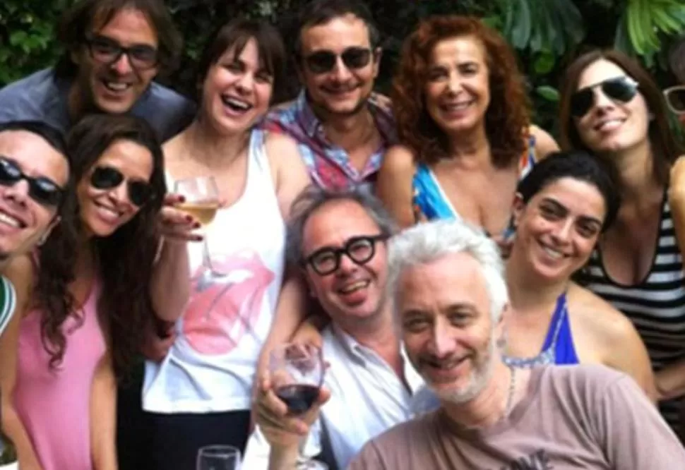 ASADO DE AMIGOS. El elenco y los productores de Graduados se juntaron a celebrar el éxito de la tira. FOTO TOMADA DE TWITTER.COM / ANDYKUSNETZOFF