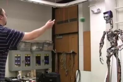 Disney resucita a Terminator, pero para atrapar pelotas