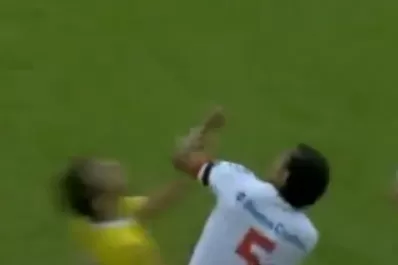 Otro terrible codazo de Hugo Barrientos