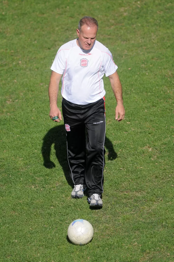 SIGUE EN LA BÚSQUEDA. Carlos Ramacciotti sufre porque hasta aquí jamás pudo repetir el equipo. 