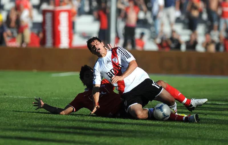 QUÉ DOLOR. More recibió un terrible golpe durante el clásico con Independiente que lo obligó a salir de la cancha.