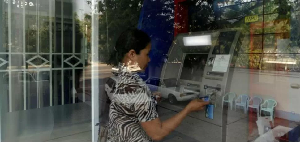 INCREMENTO. El promedio de dinero que se extrae de cajeros automáticos es de $ 1.000, el doble que hace dos años. REUTERS