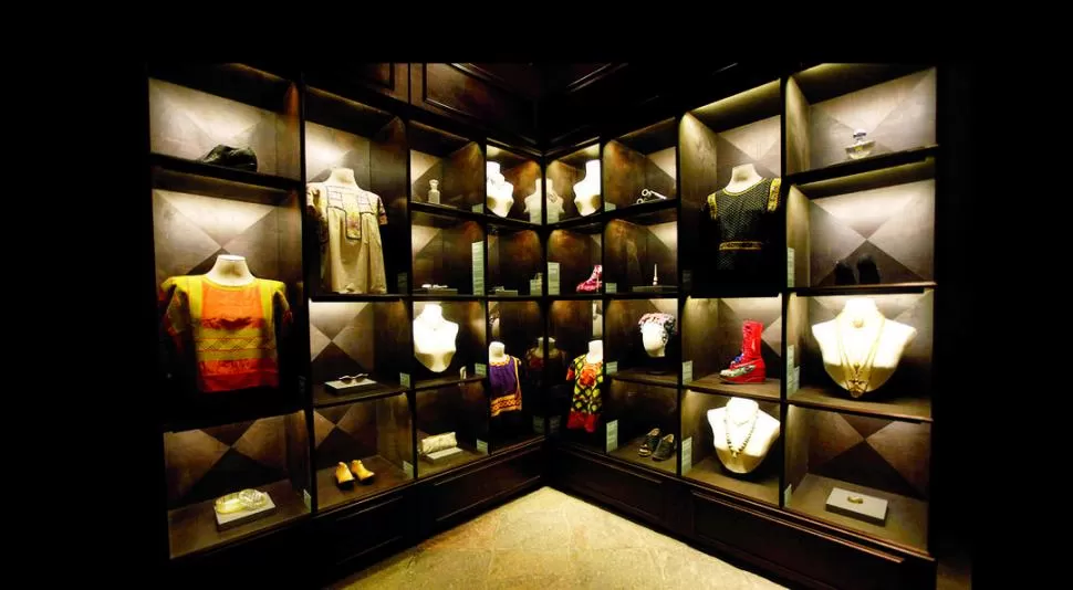 ÚNICAS. La artista encargaba a costureras indígenas que bordaran las blusas. FOTOS DE REUTERS