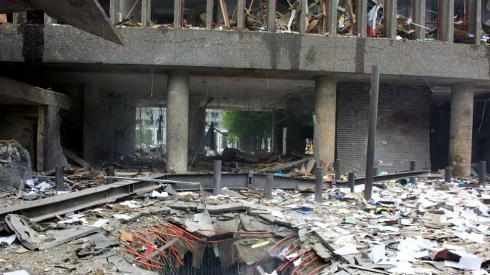 DESTROZOS. La bomba causó la muerte a ocho personas. FOTO TOMADA DE NRK.NO