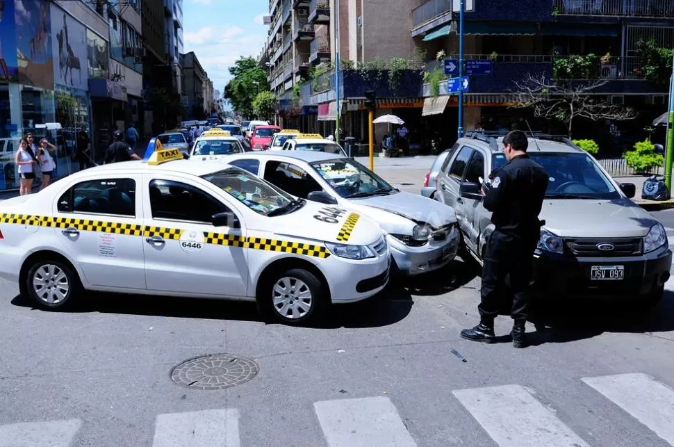 ARTERIA TAPADA. El paso hacia Chacabuco estuvo interrumpido por el accidente. LA GACETA / FOTO DE ANALIA JARAMILLO