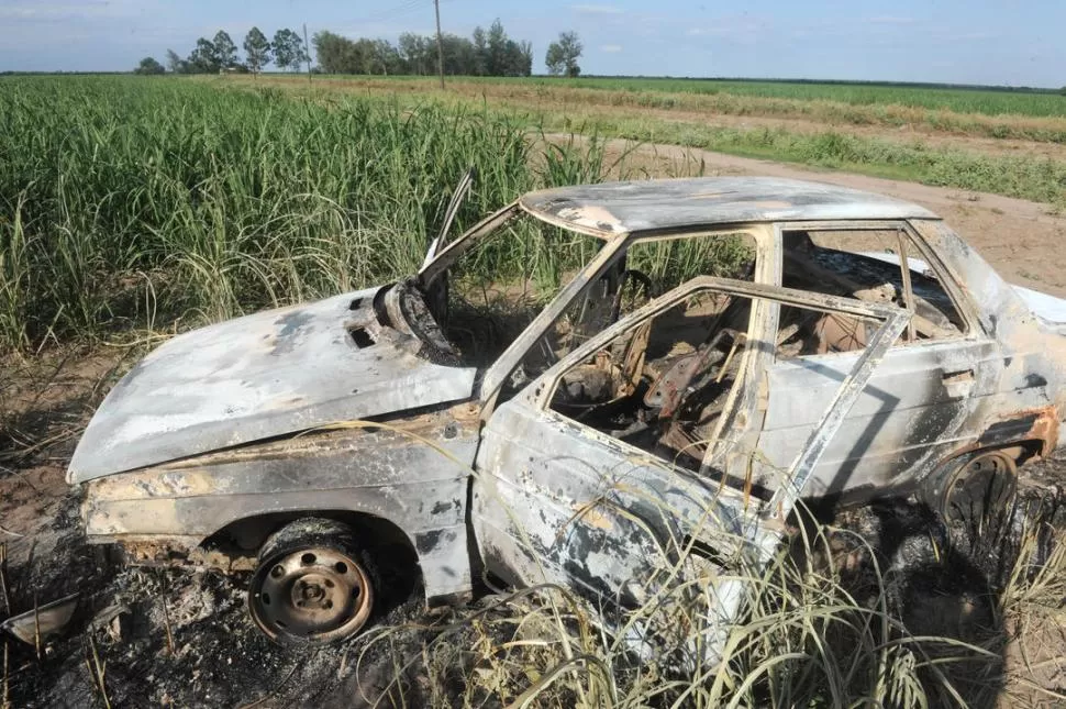 CENIZAS. El cuerpo sin vida estaba recostado en el asiento trasero del vehículo, que fue incendiado en medio de las plantaciones de caña de azúcar. LA GACETA - FOTOS DE ANTONIO FERRONI