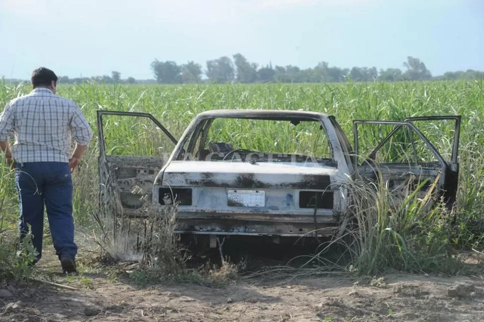 MACABRO. El cuerpo hallado en el automóvil sería de un chofer de colectivo de la línea 6. LA GACETA / FOTO DE ANTONIO FERRONI 