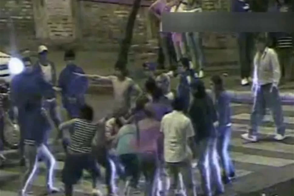 VIOLENTO CRUCE. La calle fue el escenario de la pelea. CAPTURA DE VIDEO